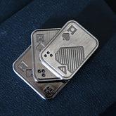 Juguete antiestrés con forma de póker de metal